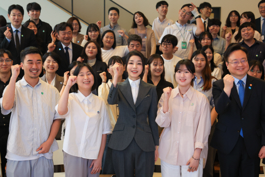 윤석열 대통령 부인 김건희 여사가 15일 서울 중구 커뮤니티하우스 마실에서 열린 '괜찮아, 걱정마' 마음건강을 위한 대화에서 참석자들과 기념촬영을 하고 있다.연합뉴스